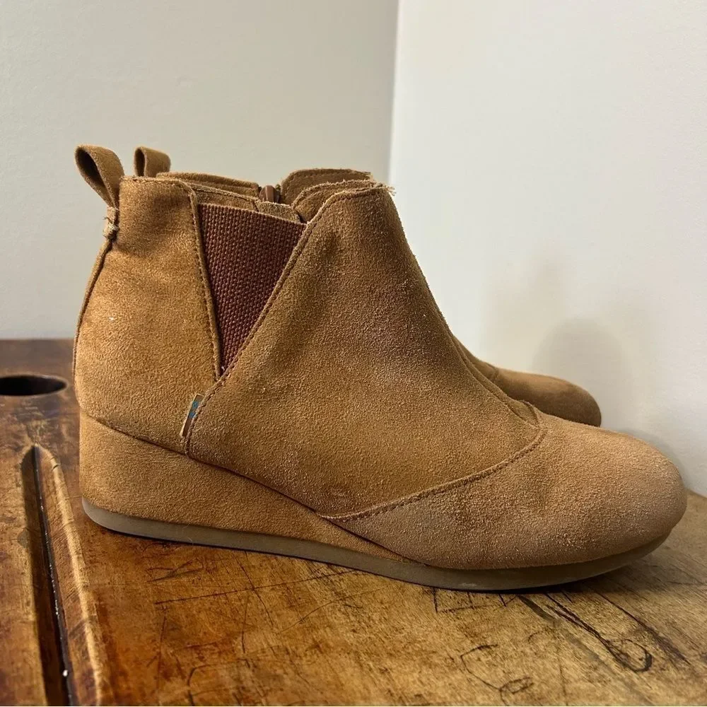 Toms Caramel Brown Suede Youth sz 4.5 Kelsey Wedge Booties 10014332 preworn